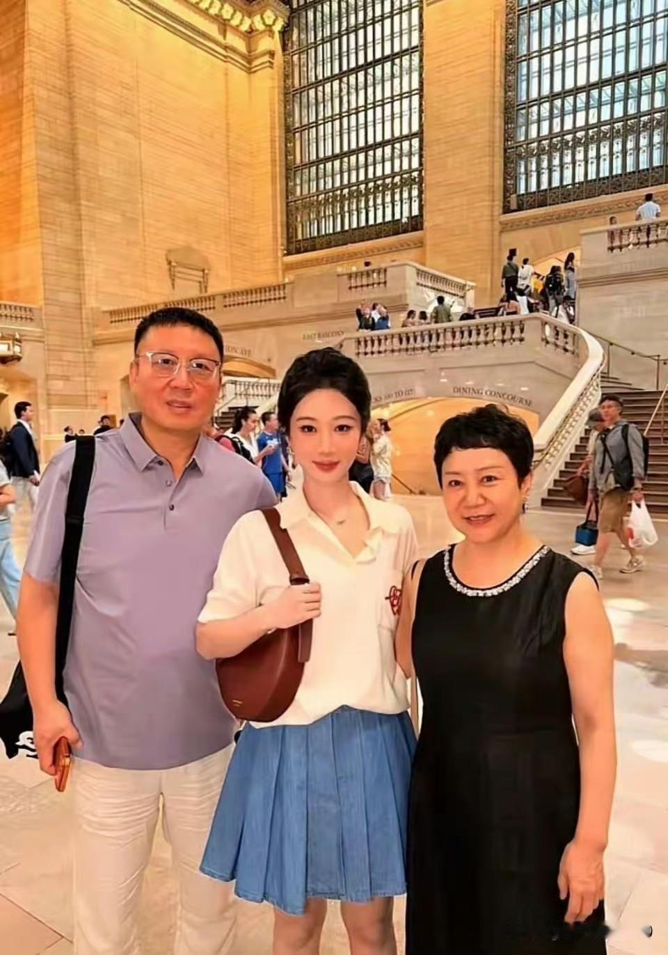 你绝对想不到，杨紫作为顶流小花，和爸妈幸福出游，这一身穿搭低调亲民，价格没有高到