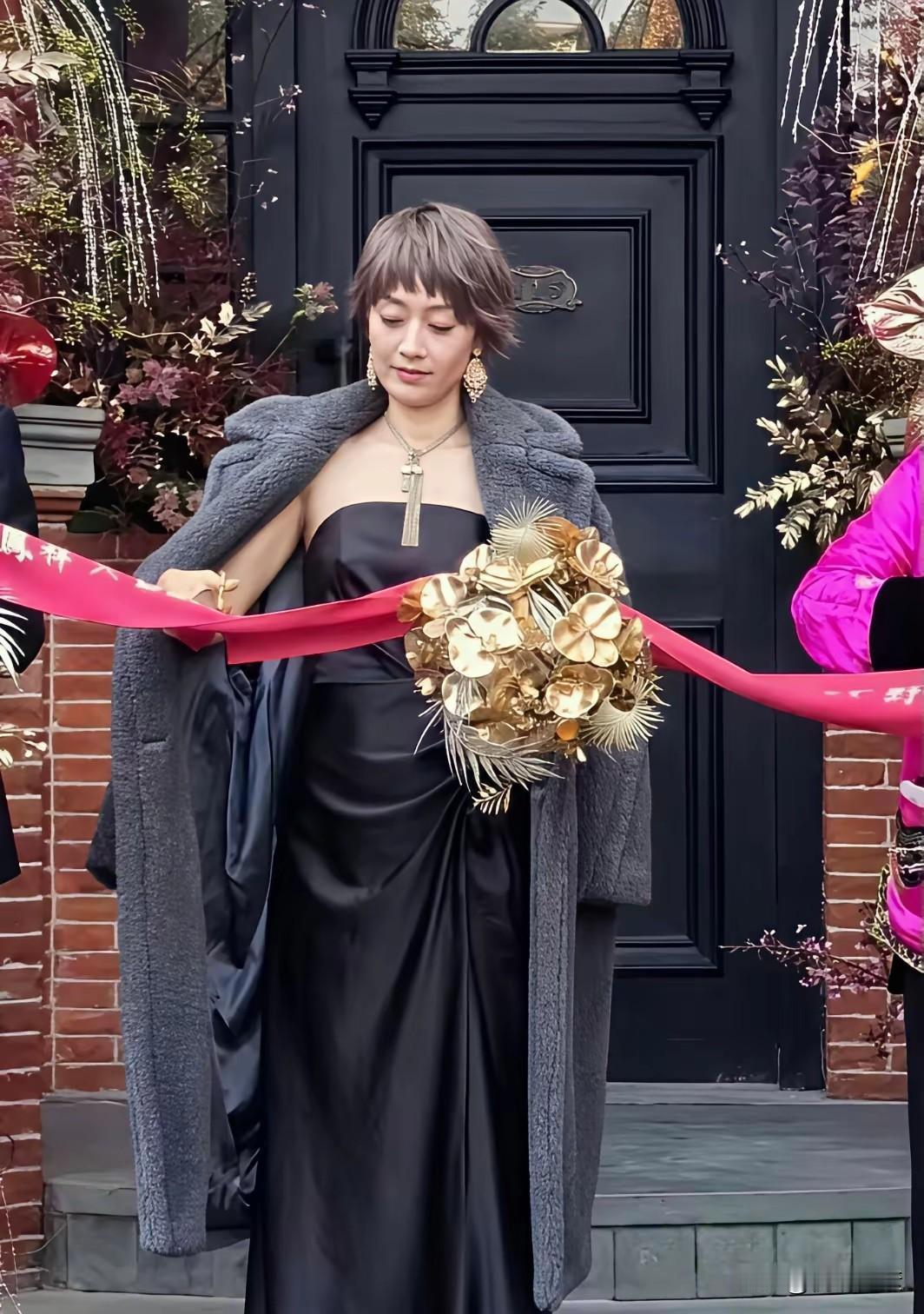 以前只是觉得马伊琍精明强干，气质高冷，现在发现又多了一种贵气，这身打扮妥妥