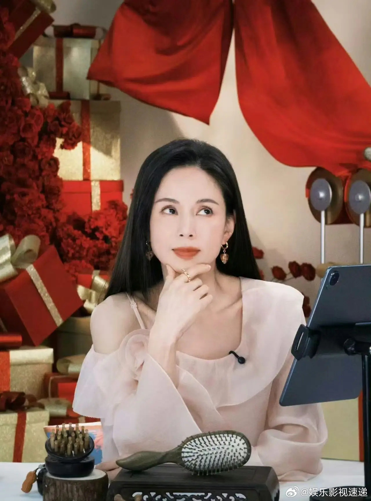 李若彤，发文道歉！4月2号，许久没消息的李若彤突然冲上热搜，原来她之前直播带货的