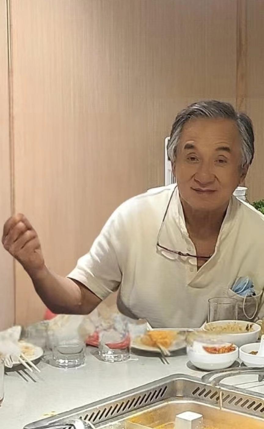 心酸，成龙咋这样了！上了年纪果然一天一个样，好像没过去多久，前段时间看着