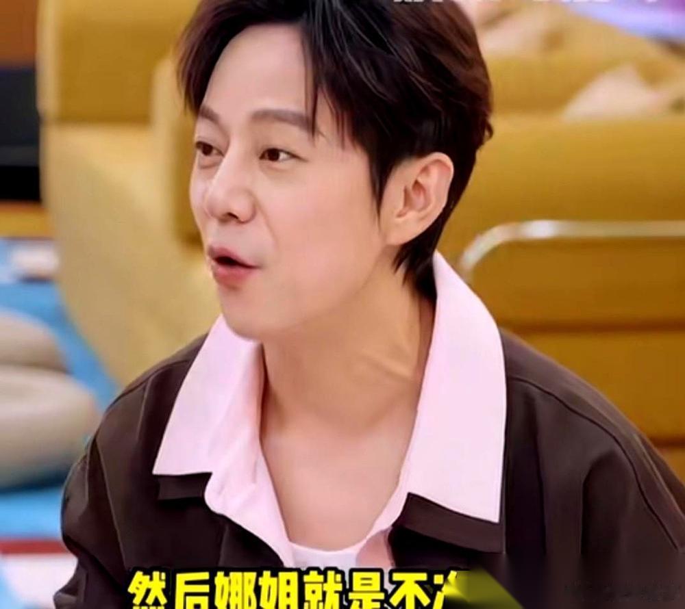 何炅深夜去吴昕家串门。坐了没多久，何炅去上厕所。出来，发现整个屋子黑了。吴