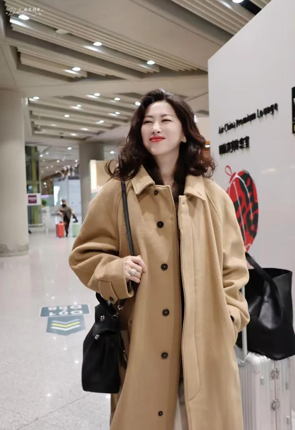 朱珠的中年穿搭，是教科书级别的贵气！✨卡其色大衣一披，松弛感和高级感直接拉