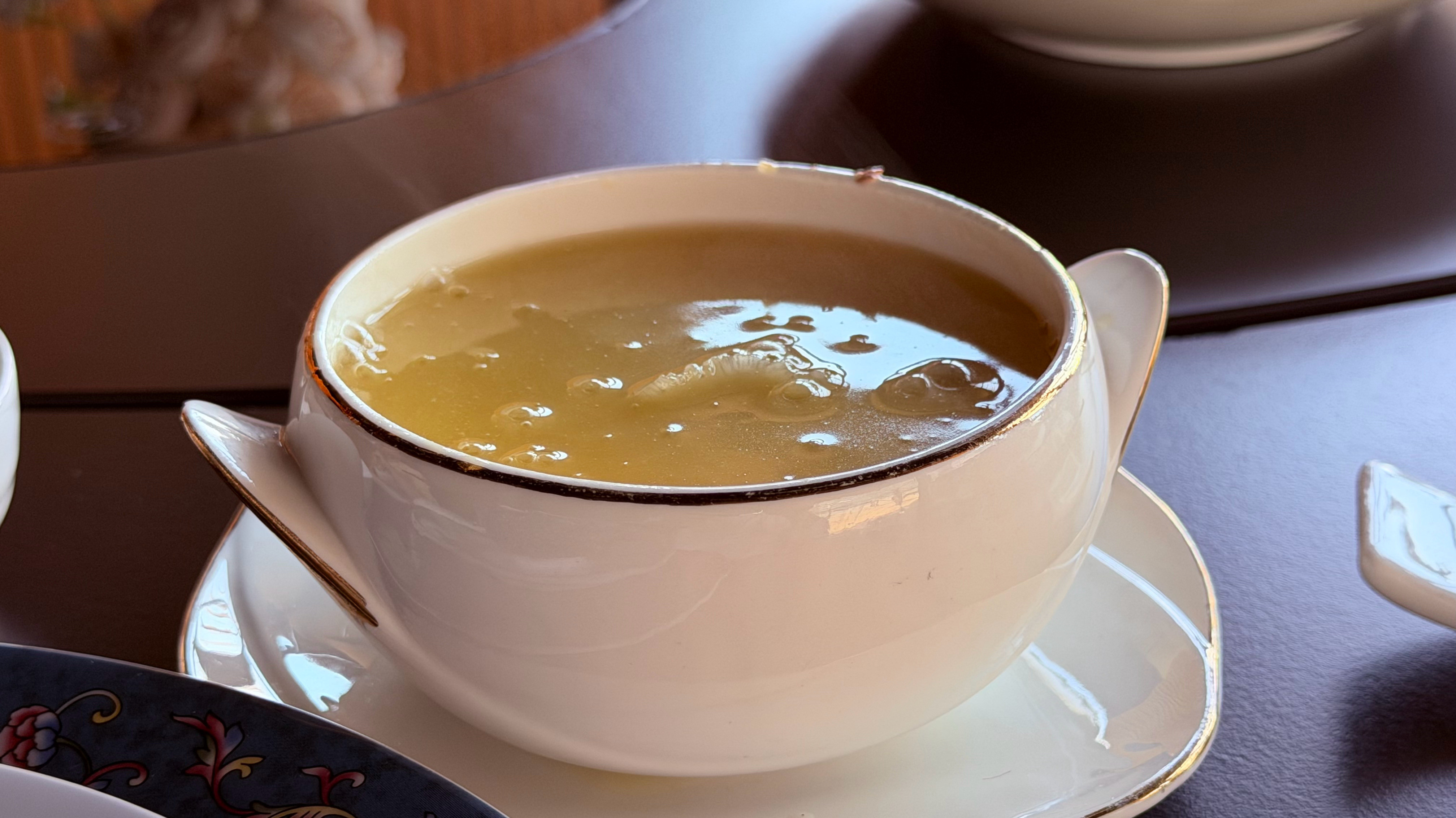 玩累了！弄一口！每次都来吃这一家！服务好！食材新鲜！鱼翅量很足！味道棒极了！秦