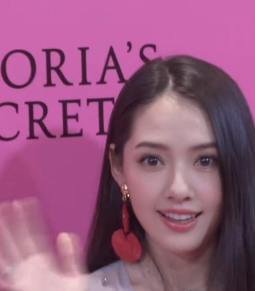 怎么能有人歪嘴都这么好看？反而是她的特色，真的好惊艳完全不影响五官的精致好绝好绝