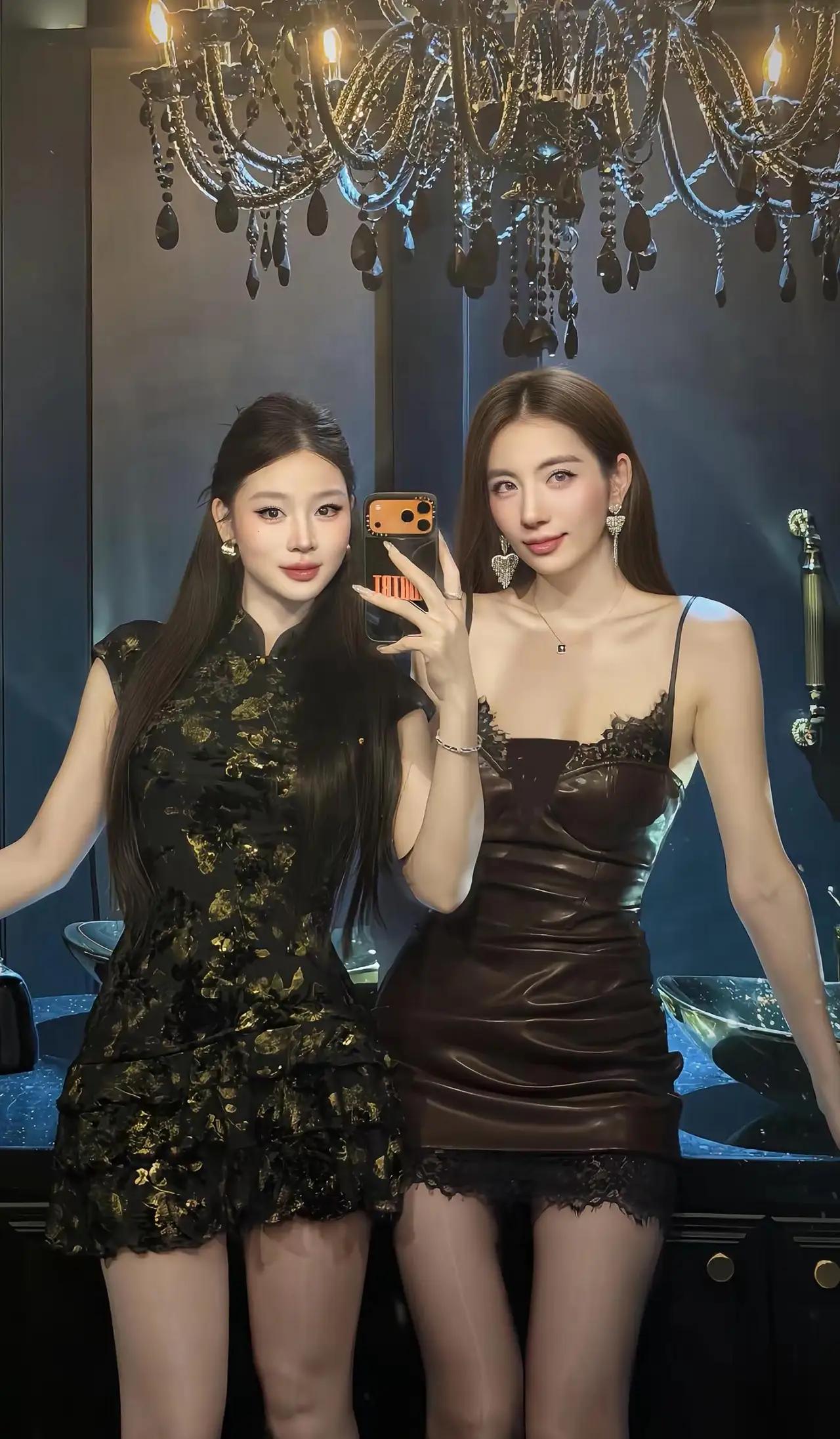 两位美女自拍，穿着华丽晚礼服，哪个更漂亮呢？
