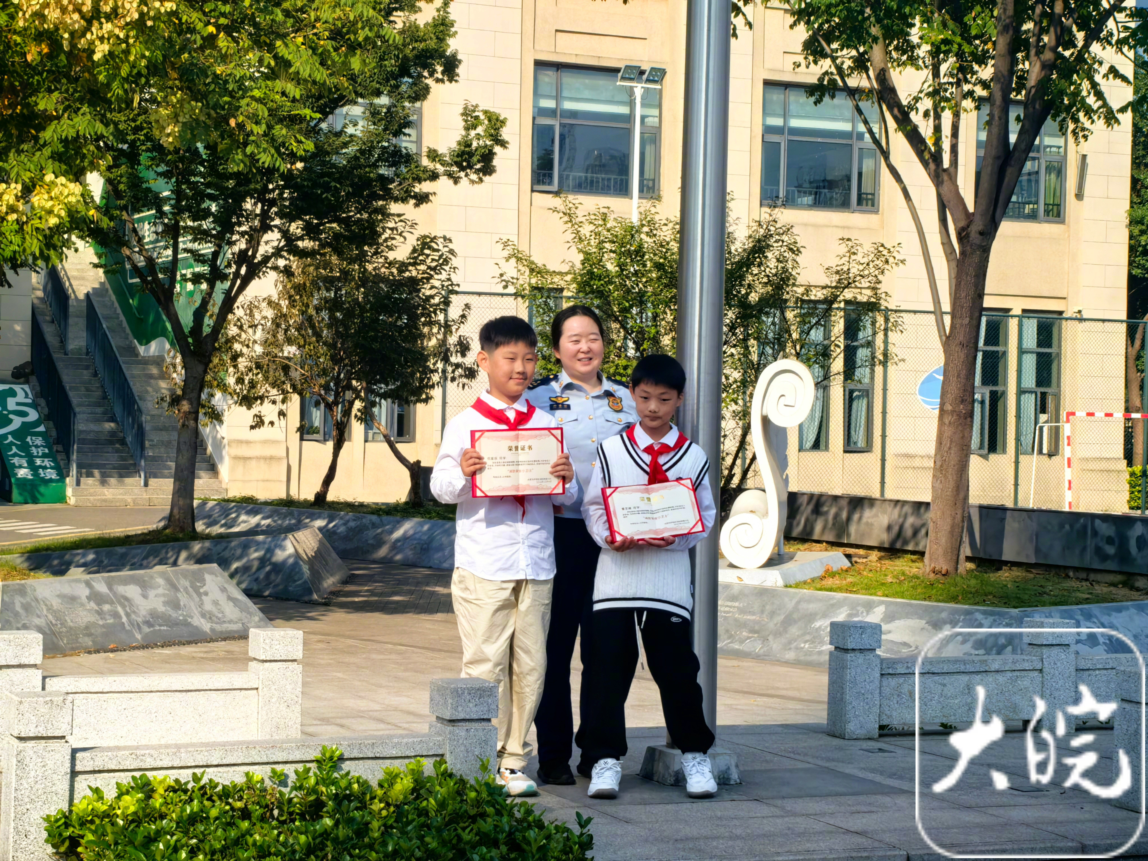 #两少年用电话手表报警避免一场火灾#【#小学生遇火情教科书式冷静报警#】“为我们