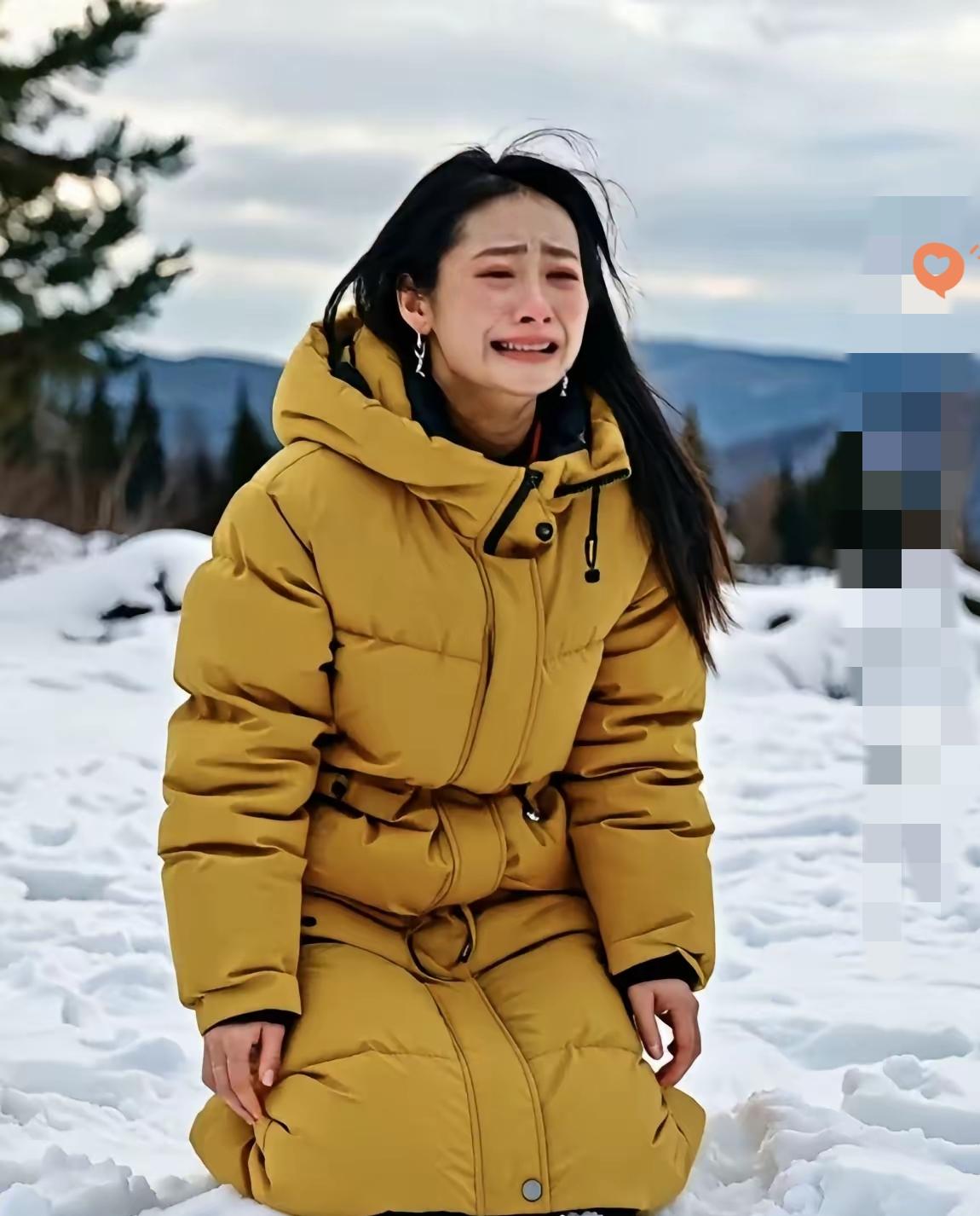 河北远嫁女子跪在雪地哭拜亡父的画面，真的看碎人心！不是交通不够发达，也不是路