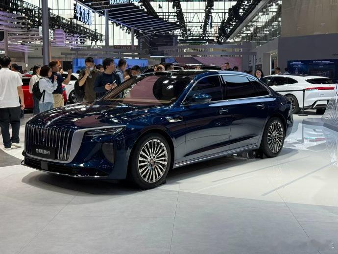 当东方雅致遇上豪华气场，红旗H9用实力重新定义中国品牌旗舰高度。5137mm修长