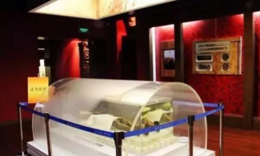 2002年盛夏，考古队缓缓撬开一具汉代木棺，棺盖刚裂一条缝，一声气若游丝的女子叹