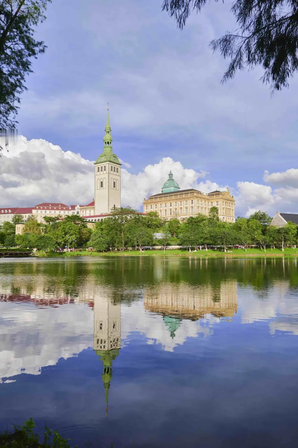 我误会松山湖了。我以前一直把松山湖当做一个工业区，或者高新产业区。实际上，松山湖