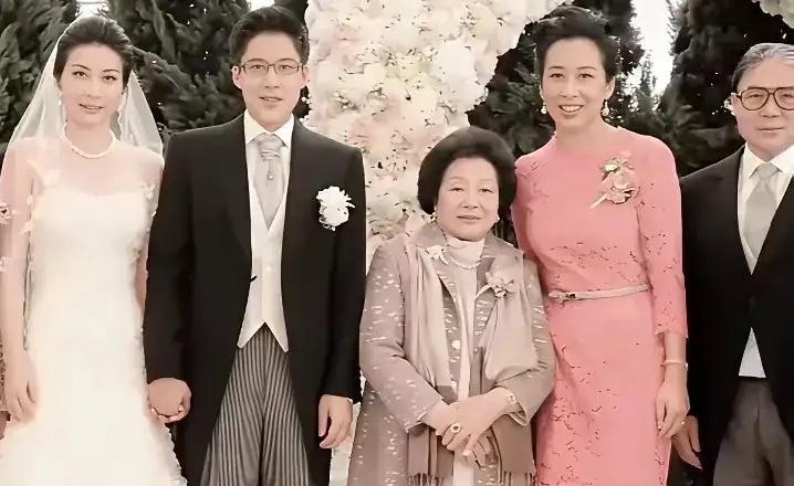 霍启刚与郭晶晶大婚之际，前婆婆朱玲玲重返霍宅操持婚礼，展现香港豪门独特的家族伦理