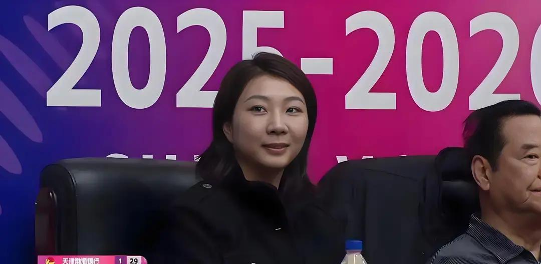 再不做职业规划，退役那天就是失业日。昨晚天津女排3:1上海，看台上坐着两个