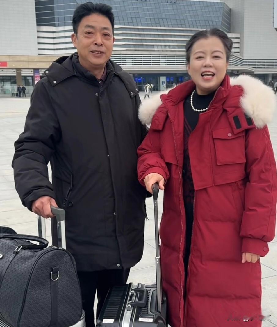 许妈和姚爸又奔波在路上了，许妈穿了一件红色羽绒服，新年新气象，和姚爸两个人赶火车