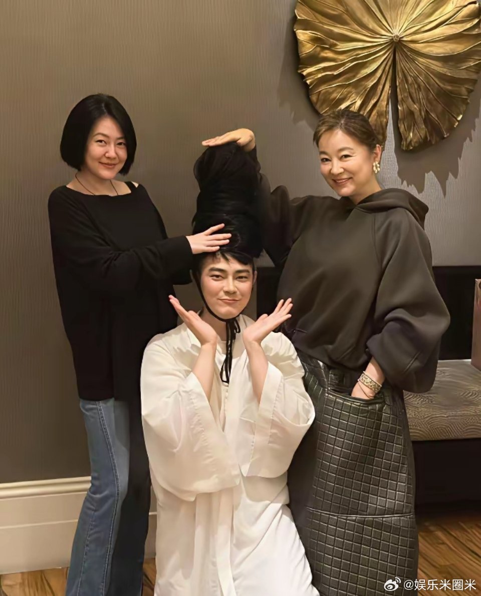 小S，攀上高枝了！3月5日，刚刚宣布要复出的小S，突然冲上了热搜，这次她借力的明