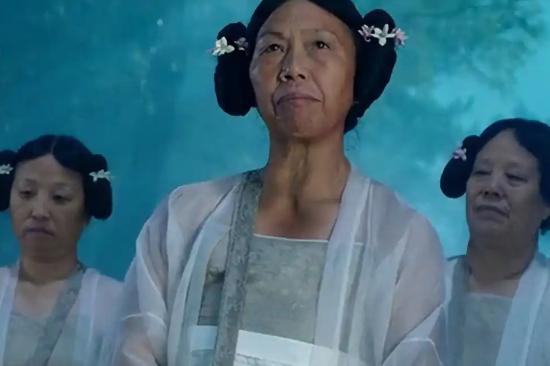 2011年，周星驰来到横店挑选群众演员，一位大妈刚上场演出，周星驰就笑了起来，后