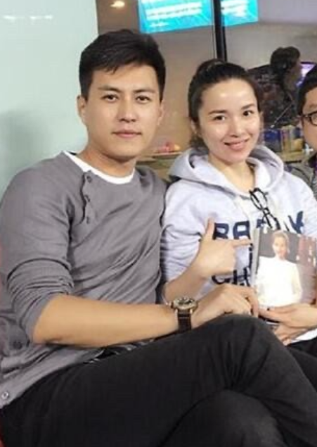 特别喜欢他俩，夫妻相满满，长相朴实，也没有穿那些花里胡哨的服饰，但他们看起来却很