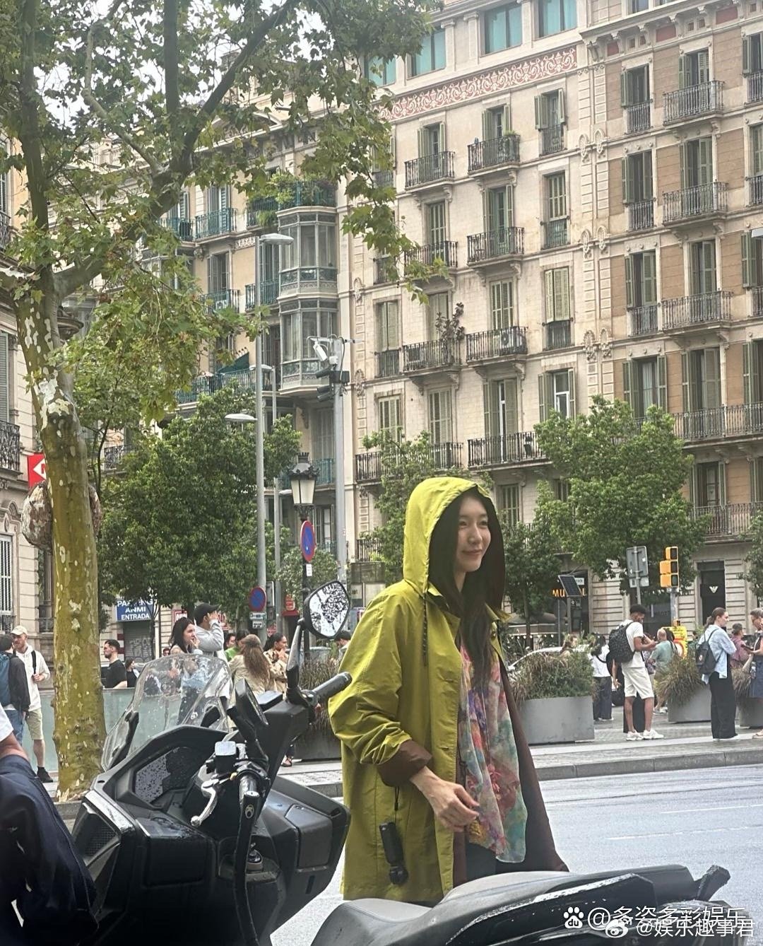 江疏影西班牙被偶遇，她似乎有点怕冷，还穿着外套，甚至戴上了衣帽。​​​