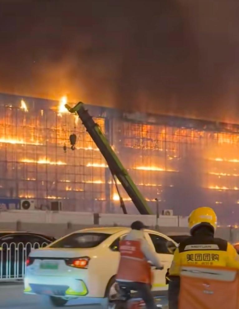 建筑工地起火，大火和浓烟几乎包裹整栋大楼，事发湖南长沙天心区。1月10日晚，有多