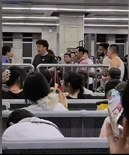 南京高铁站，一名阿三插队被拦阻。他还不服气的与工作人员阿吱阿咗的争辩。好像不让他