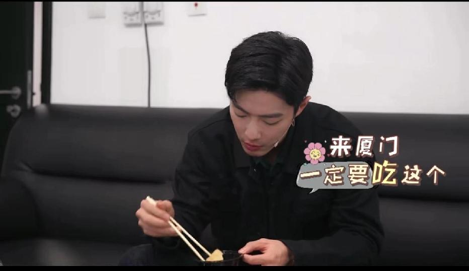 哈哈哈哈，肖战又可以去吃青岛的虾酿豆腐了[笑着哭]，还记得青岛的城食记录里，肖战吃