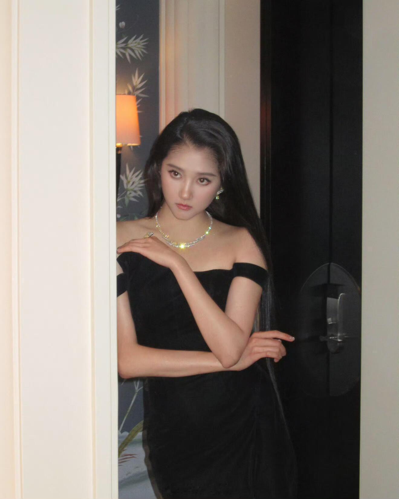 关晓彤美黑关晓彤美黑后，气场秒变黑天鹅……​​​