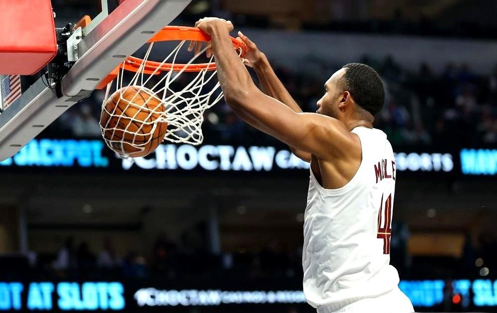 骑士队中锋阿伦的位置，有点悬了。他因右膝伤病缺阵，球队反而打出一波连胜，战绩