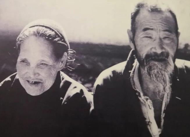 遭铁叉穿腿连丧10子，老妇坠崖40天自称神仙，竟惊动联合国！在陕西咸阳的黄土高