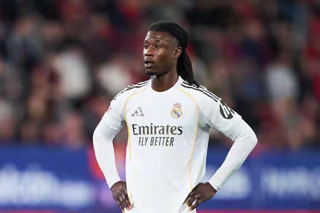 皇马与拜仁的比赛，卡马文加两黄变红被罚下成为比赛的转折点，很多皇马球迷承认这个动