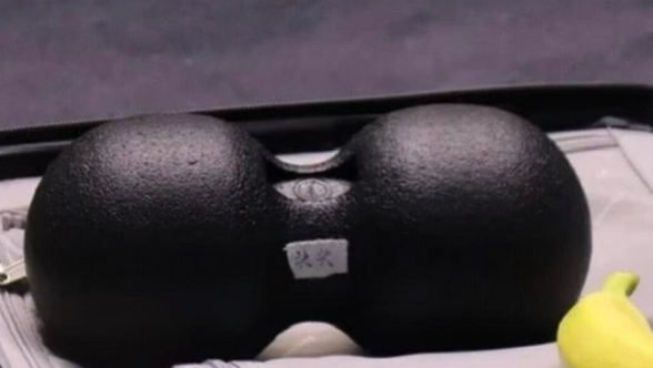 王楚钦在自己的花生球写上了“头头”楚钦每次把行李箱整理的这么干净整齐，不喜欢陌