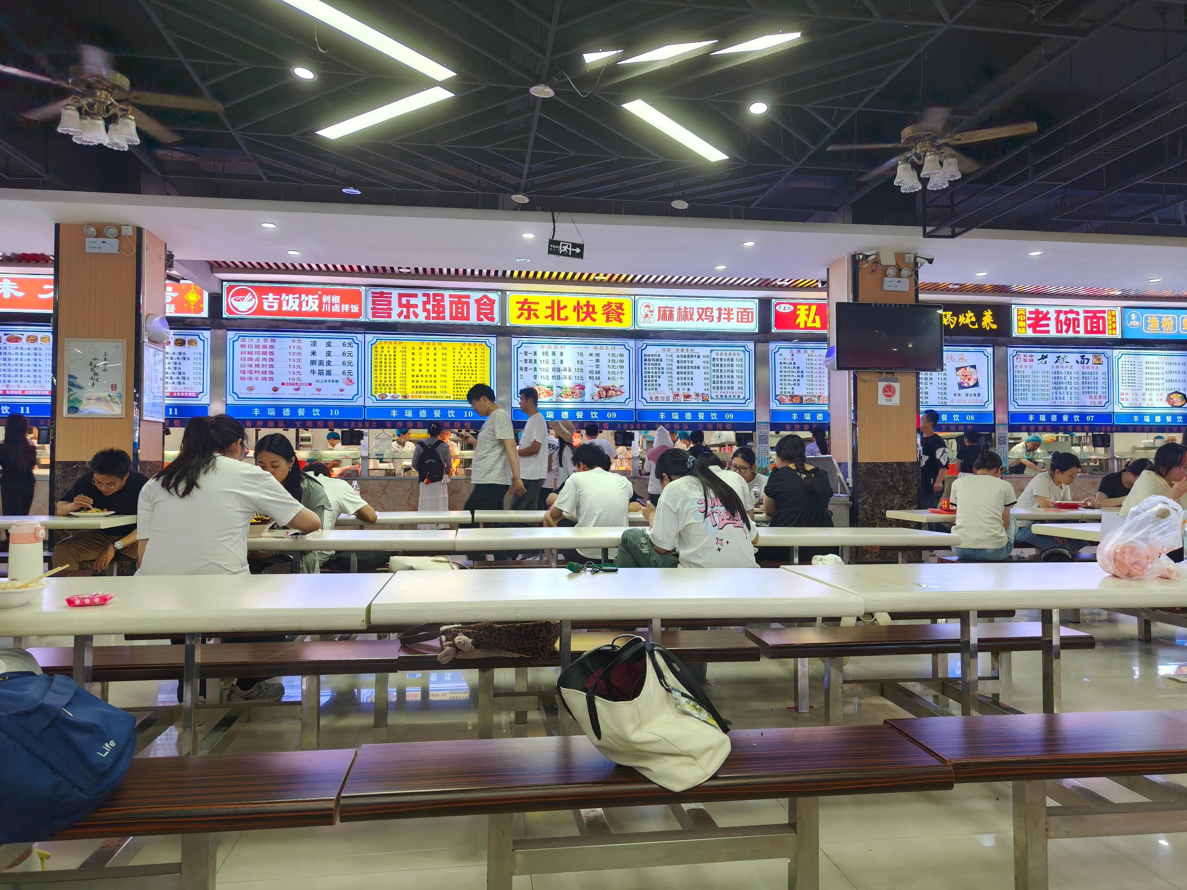 专门回学校吃一顿食堂，毕业之后再也没有遇到这么好吃的炖菜了[哭哭]​​​