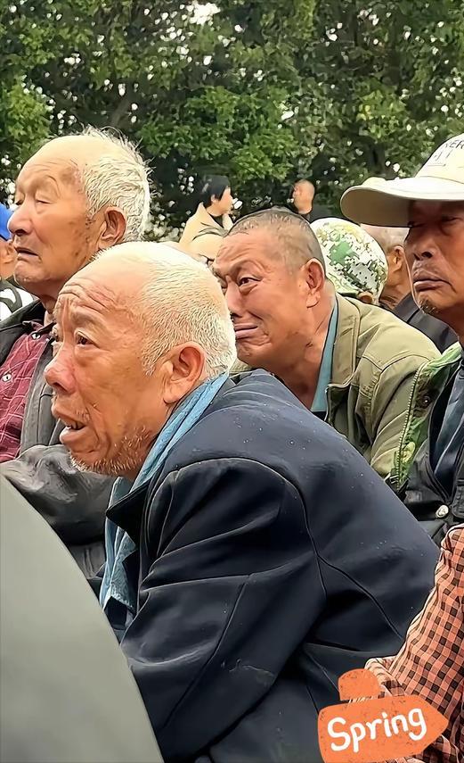 山东梁山有个老板掏了50万，请河南豫剧团连唱6天大戏，本来是给老爹办80大寿，结