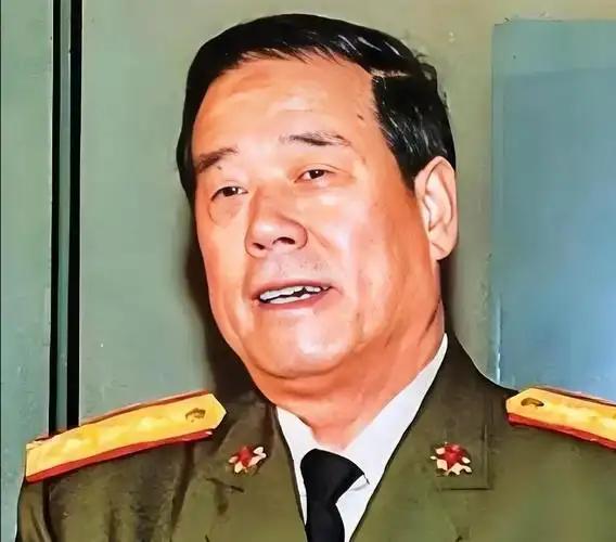 1986年，成都军区司令员傅全有来墨脱边防的军营视察，却看到军营多人身着各色便装