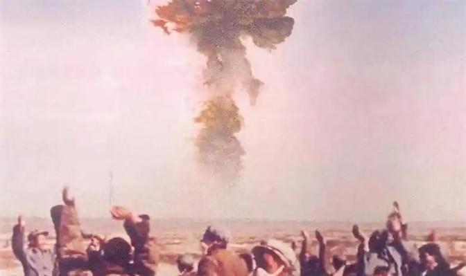 1964年，我国第一颗原子弹爆炸成功。当工作人员把消息告诉毛主席的时候，毛主席立