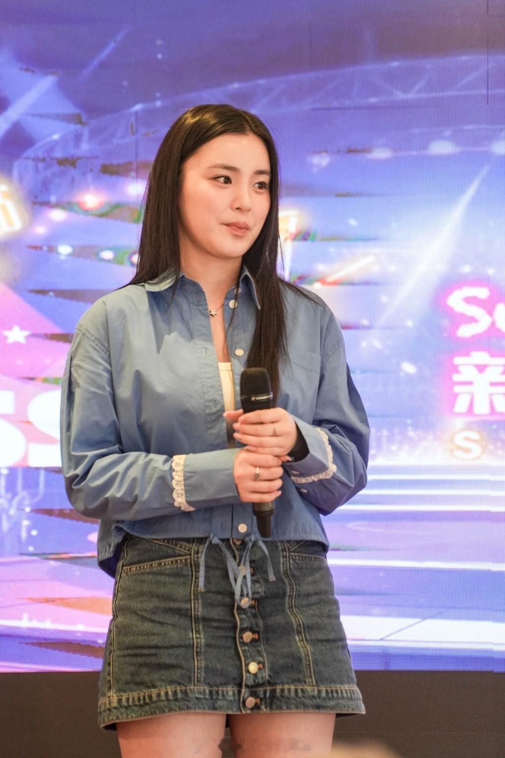 姚焯菲加拿大行程忙不停，凌晨开会筹备个人演唱会，向雷安娜卢业瑂请教收获满满姚焯菲