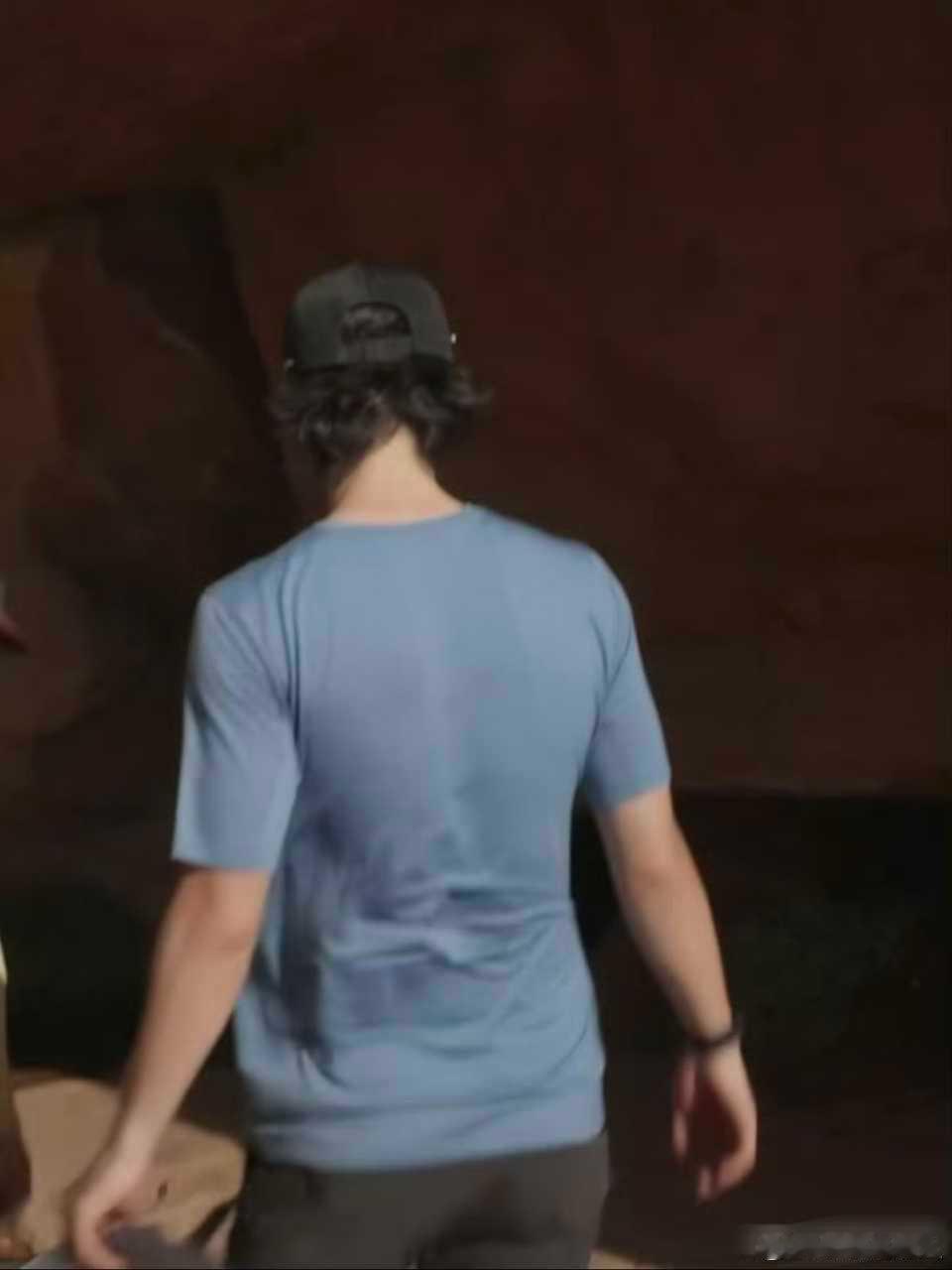 大街上的中年大叔就是这个背影，没想到这样的后背体态会出现在一个艺人身上