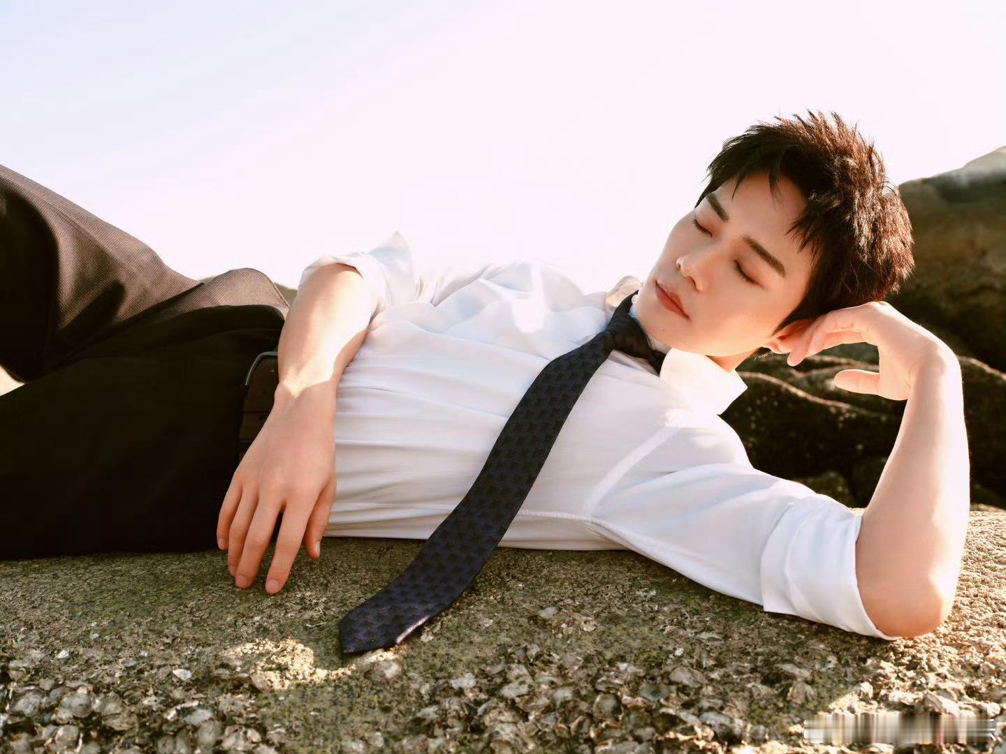 练家子的实力藏不住！手臂肌肉线条凌厉有力量，舞拳瞬间气场全开，上一秒i人下一秒英