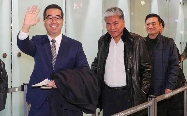 2月2日，一架从台北起飞的班机降落在北京机场。走下舷梯的是中国国民党副主席萧旭岑