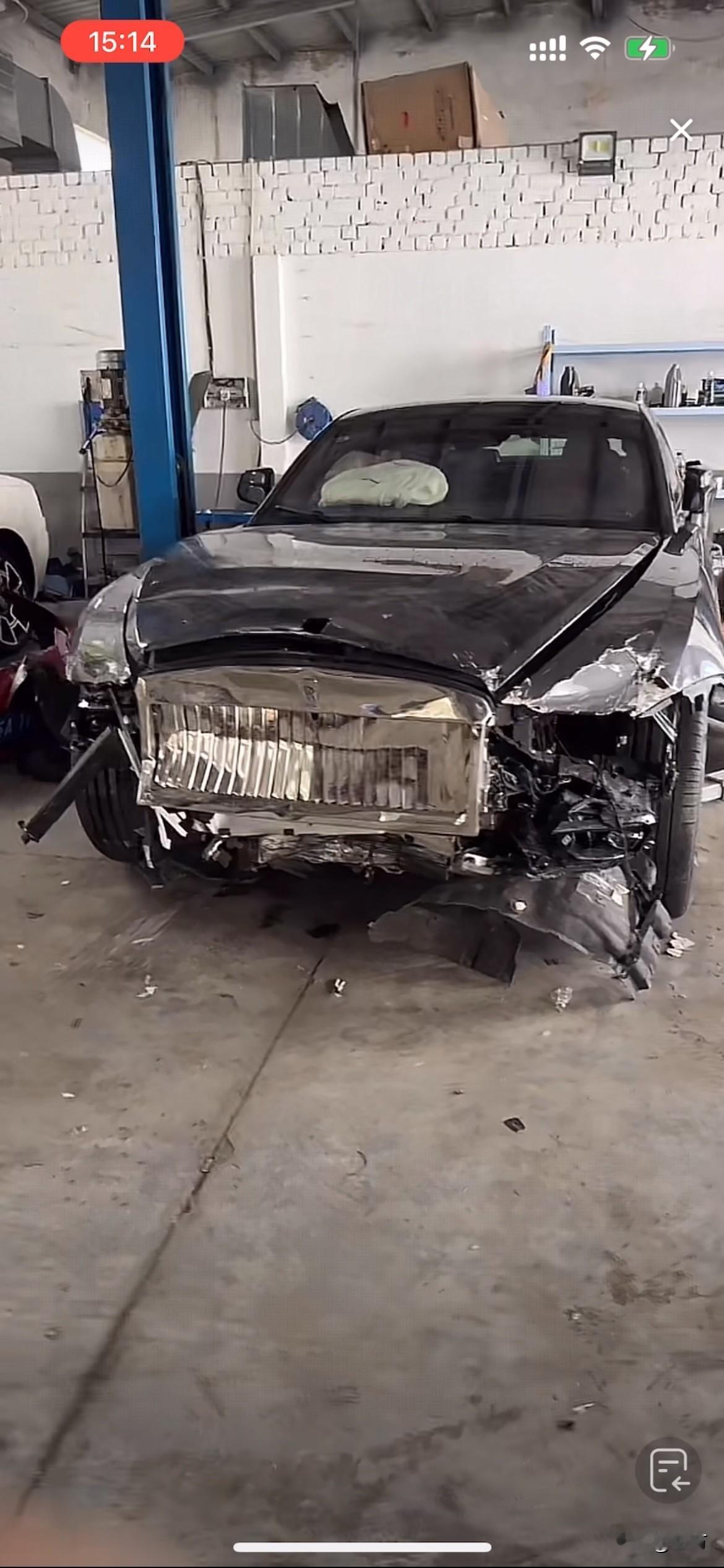 陈震被撞的劳斯莱斯被二手车商上买了!首先明确一点的是,这个劳斯莱斯现在已经