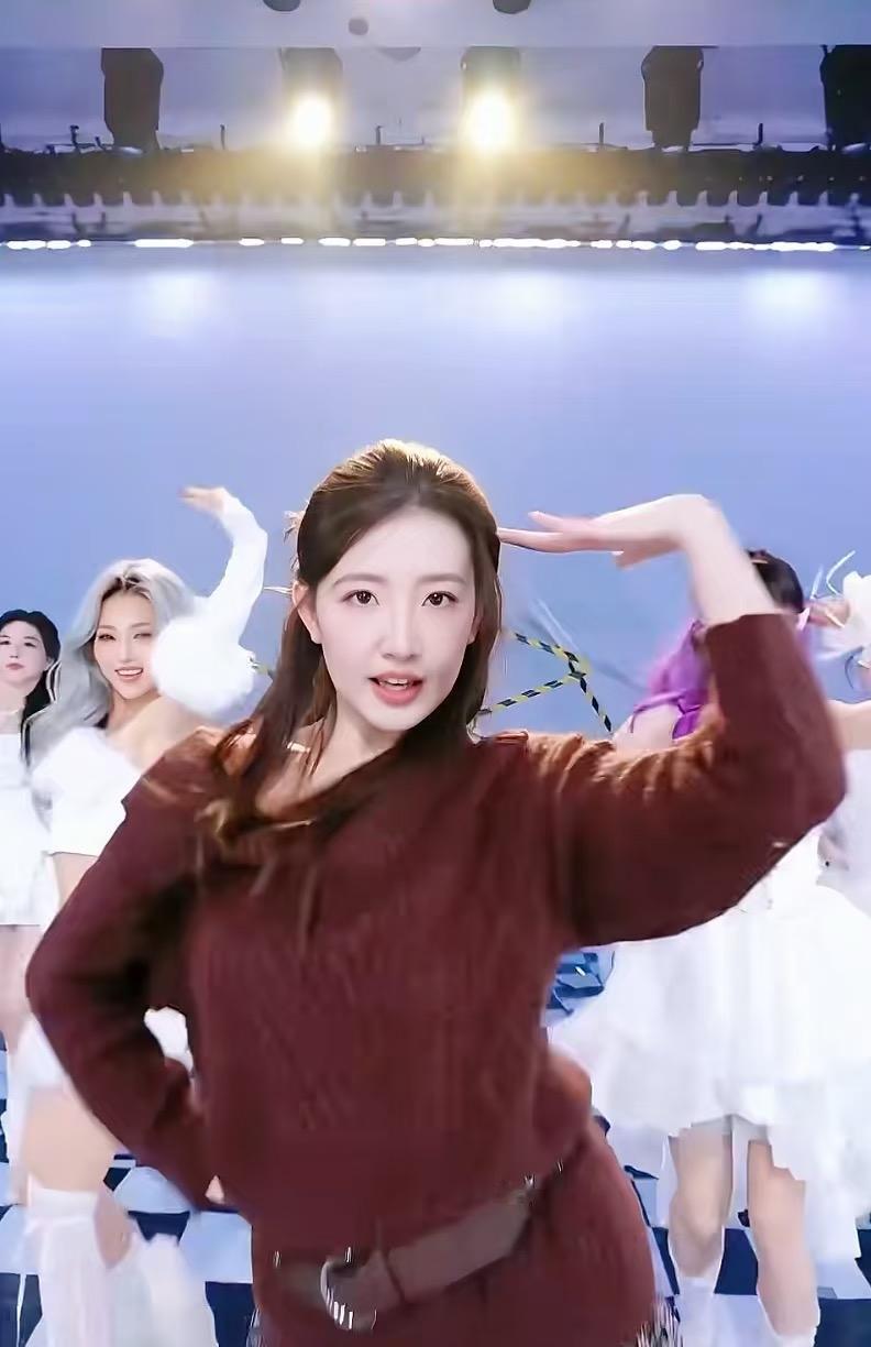 孟羽童这都走上团播舞台了啊…不得不说进入格力，跟着董明珠做秘书成名以后，孟羽