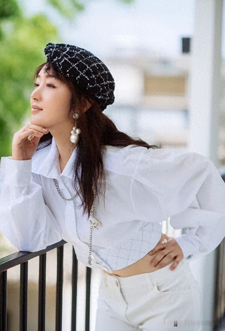 杨钰莹好美啊，她的整张脸看上去精致小巧、玲珑别致，笑起来特别明媚，眼睛像会说话一