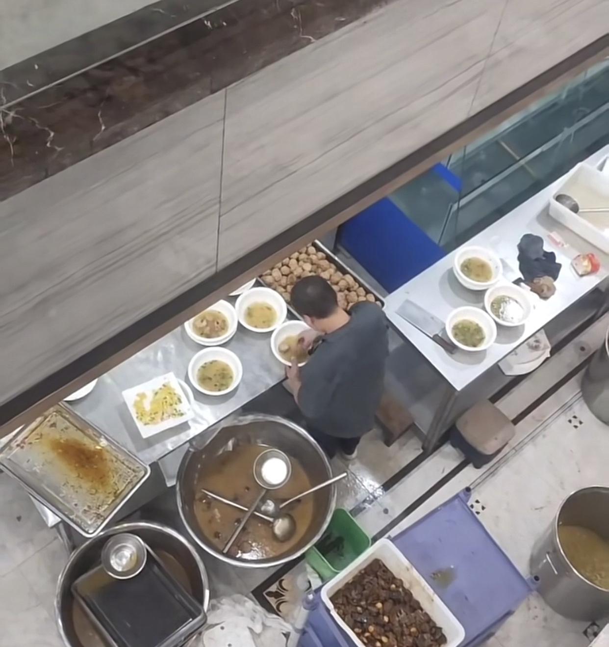 这种“二次利用”谁能忍得住呢？饭店老板把顾客餐盘里没吃完的肉丸子，也就是“狮子