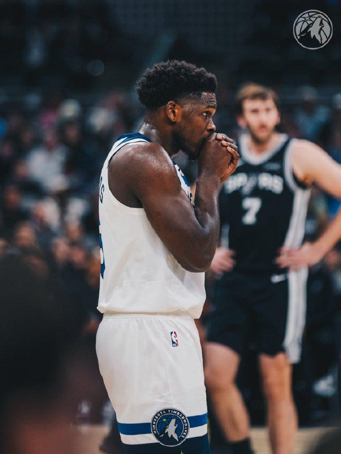 55分赢不了球啊！爱德华兹对阵马刺：——投篮33中18，三分16中9——爆