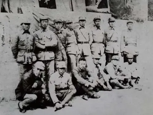 1941年，因为情报有误，左叶率200余名战士伏击上千个鬼子，伤亡惨重，正自责时