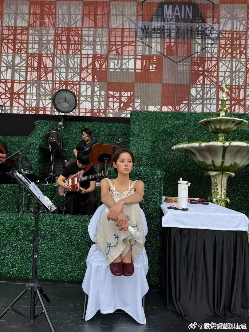 欧阳娜娜告别上海演唱会欧阳娜娜演唱会发文晚风与落日作伴，上海站嘉年华演唱会圆满落