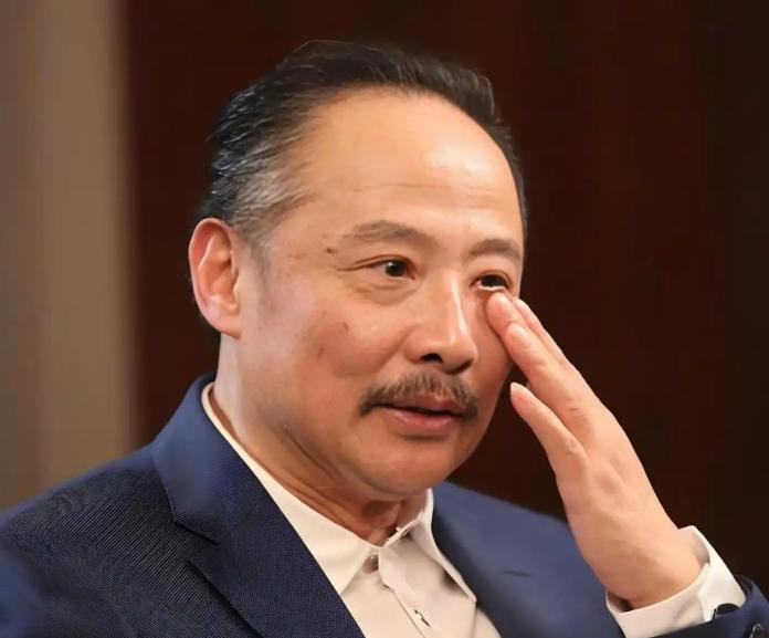 远赴美国进修两年，久别归家推开门，眼前一幕彻底击碎他的期待——妻子竟然正在坐