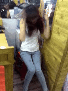 不懂就问，这个小姐姐是头晕了吗？