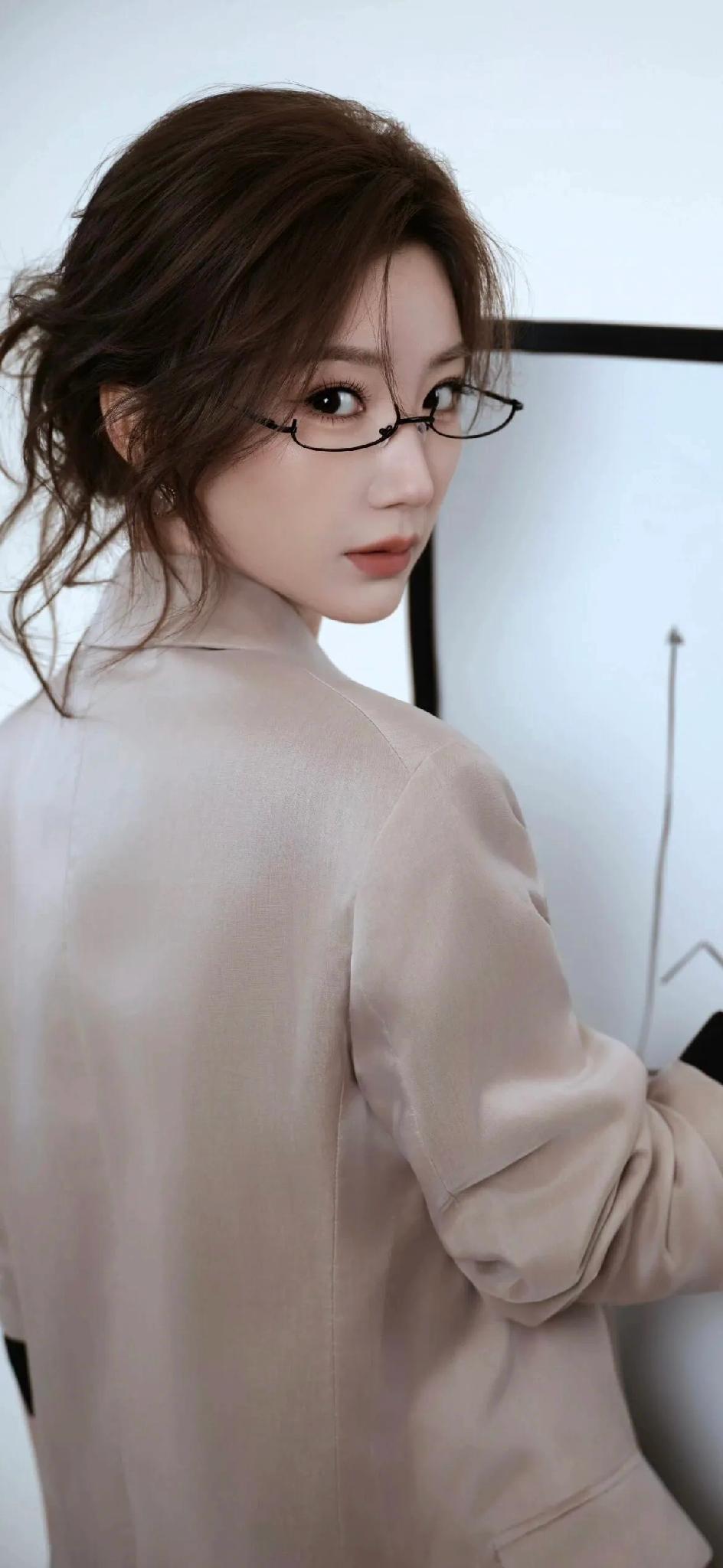 [玫瑰]毛晓彤[玫瑰]，长着纯真的脸，却扮演着职场小秘书，这种反差感，还是会让