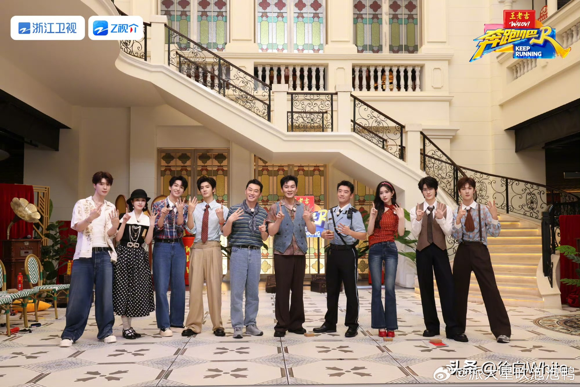 怎么会有如此荒诞的事情？昨天奔跑吧14首次录制在茶楼，今天有网友发现茶楼把跑男团