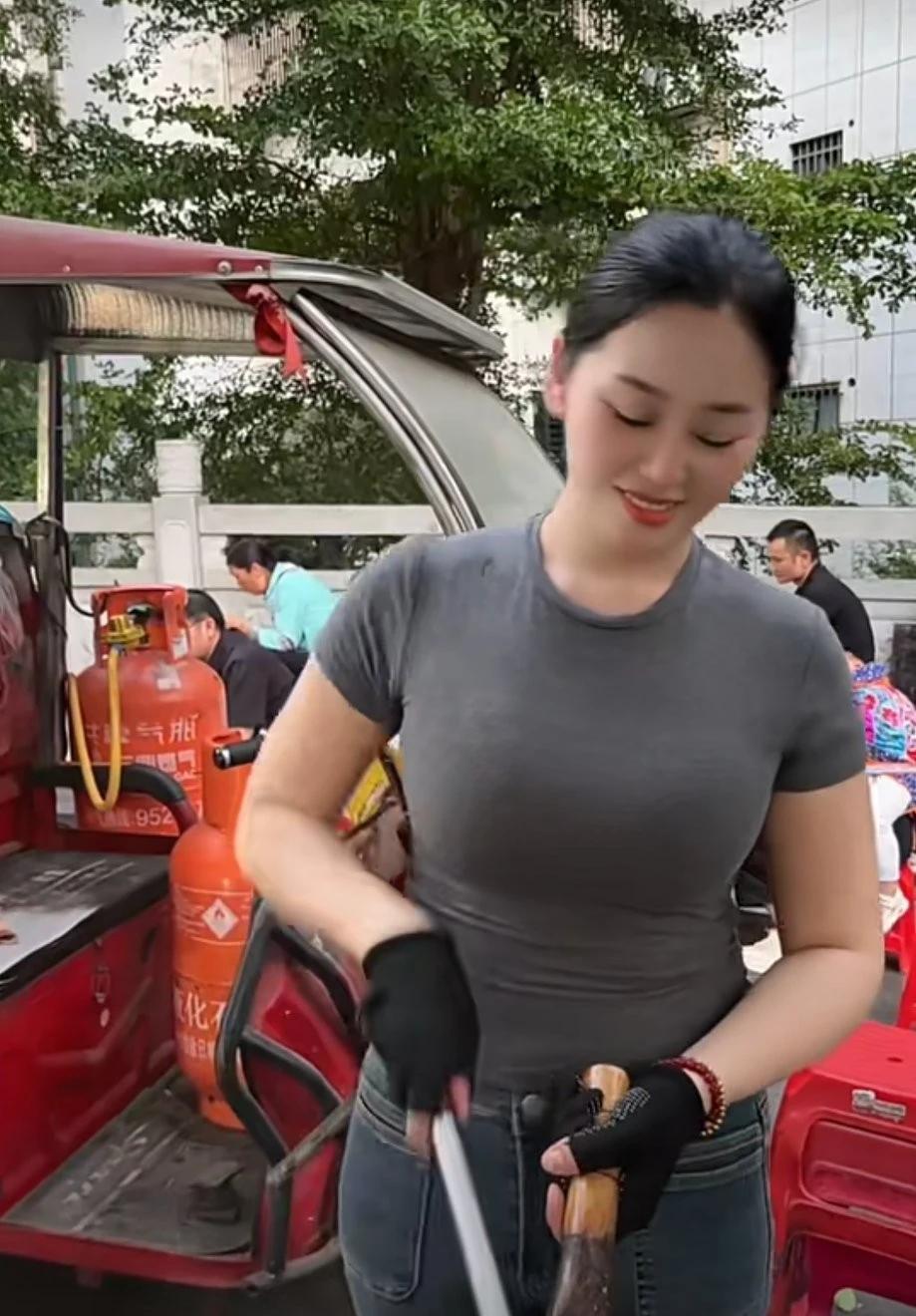 她掌勺炒出来的炒饭，应该很好吃吧！关键摆摊的位置是医院旁边，有的时候，男病人吃了