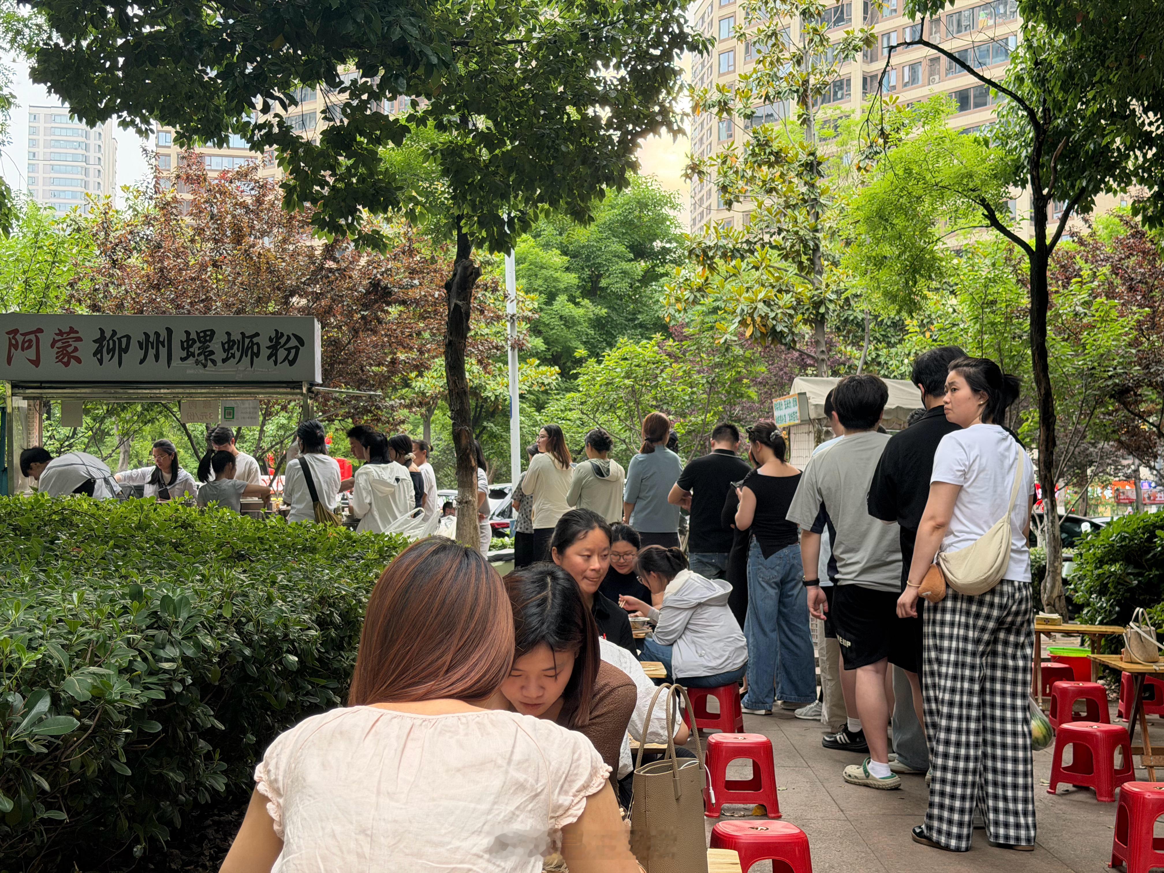 家附近巨火爆的螺狮粉，看这个队伍……等了半小时，吃上第一口，值得！